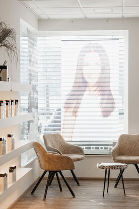 Entspannende Haarwäsche beim Friseur in Scharnstein